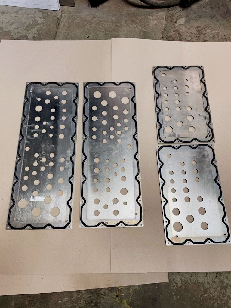 Water-cut of holes for flange plates with gasket