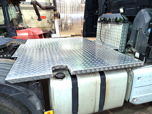 Trekkvogner og lastebiler blir dekket inn med aluminiums dørkplater