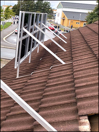             Aluminiums-ramme for skilt montert på tak        
