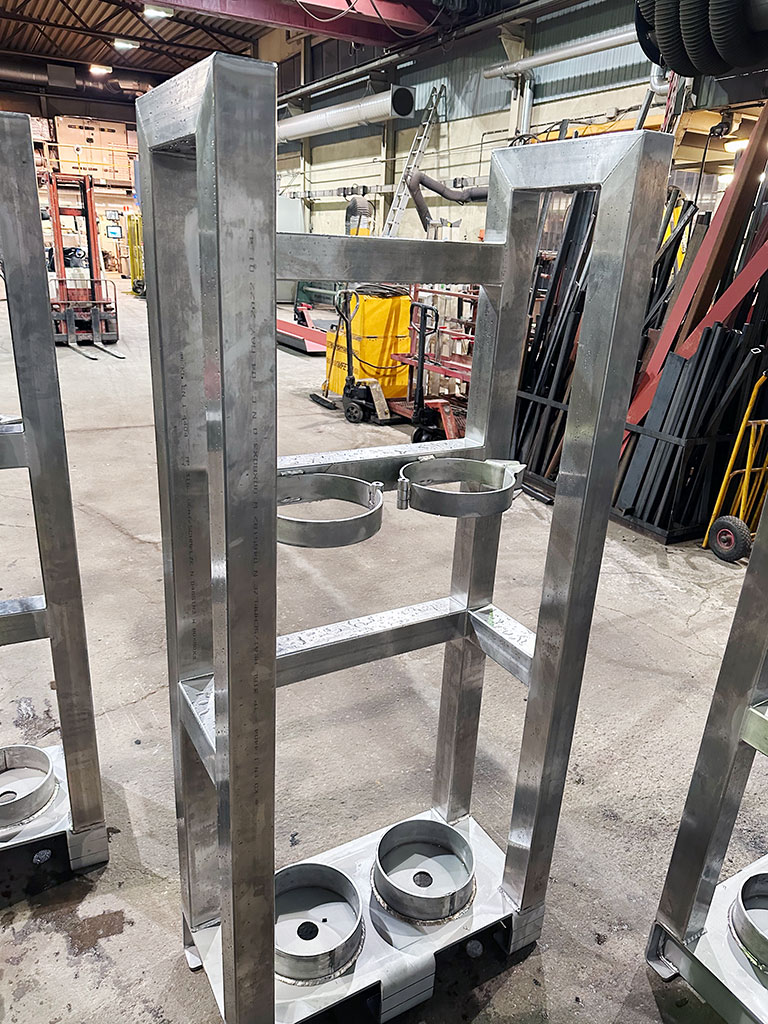 Transport frame for gas cylinders cleaned after production
